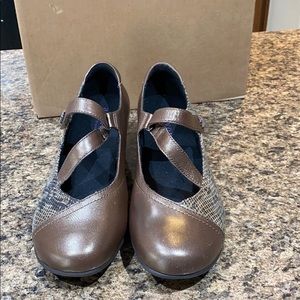 Aravon by New Balance shoes.